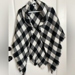 Shawl with single closure- black and white